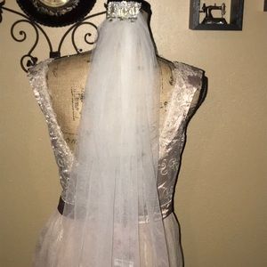 Beautiful elbow length veil ivory